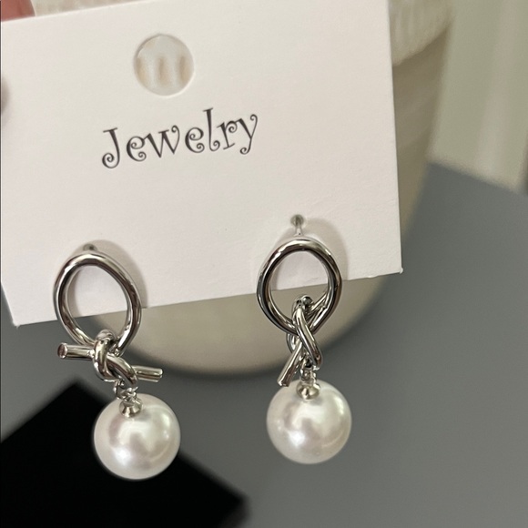 Silver Pearl Earrings Contemporary Jewelry New - Picture 2 of 3